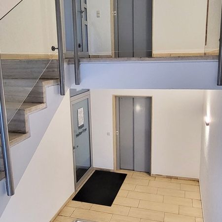 Treppenhaus mit Fahrstuhl