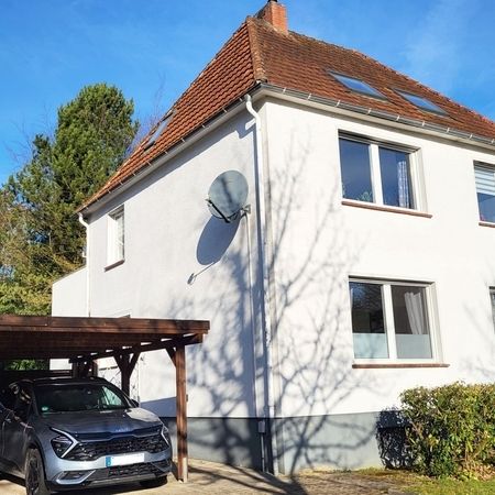 Hausansicht mit Carport