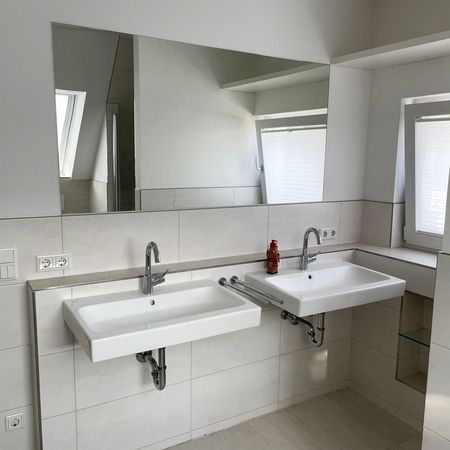 Waschbecken mit Spiegel