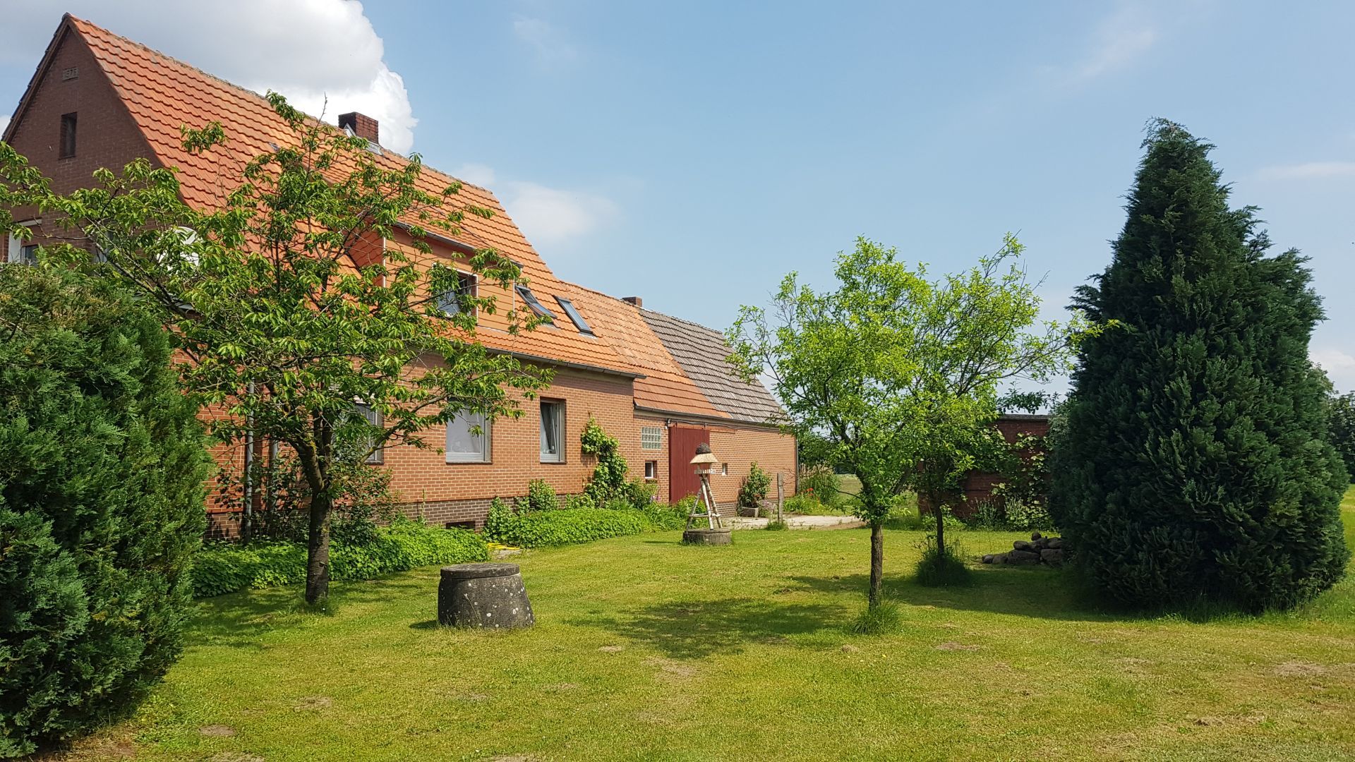 Hausansicht mit Garten