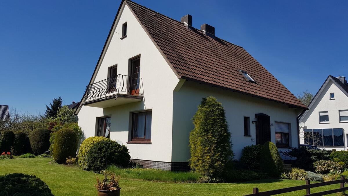Zweifamilienhaus mit großem Grundstück
